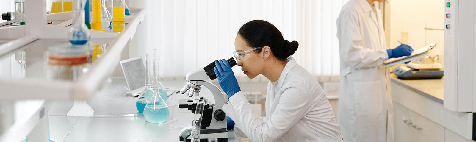   我們?yōu)獒t(yī)藥化工行業(yè)提供分析測試服務(wù)，包括安全、質(zhì)量控制、成分分析、樣品檢測等。<br>
我們能夠提供獨(dú)立的、反應(yīng)迅速，并且節(jié)約成本的測試服務(wù)，幫助您縮短將產(chǎn)品推向市場的時間，降低風(fēng)險，提升產(chǎn)品的市場價值。有幾十家<br>
的合作實驗室，便于我們提供優(yōu)質(zhì)便捷的本地服務(wù)。